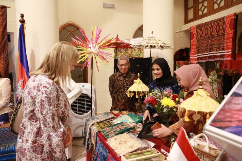 KBRI promosikan batik, kain tradisional Indonesia di Kuwait - ANTARA News