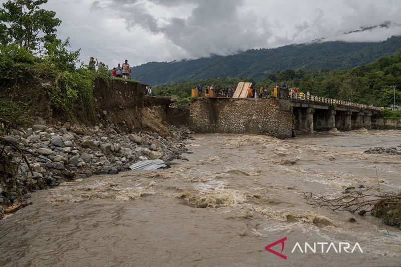 Jembatan Gumbasa Putus Digerus Banjir