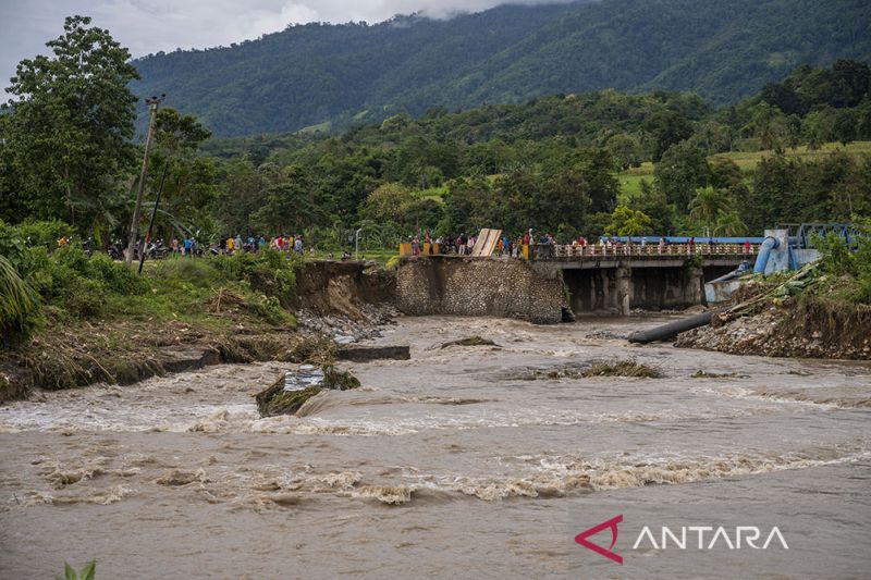 Jembatan Gumbasa Putus Digerus Banjir