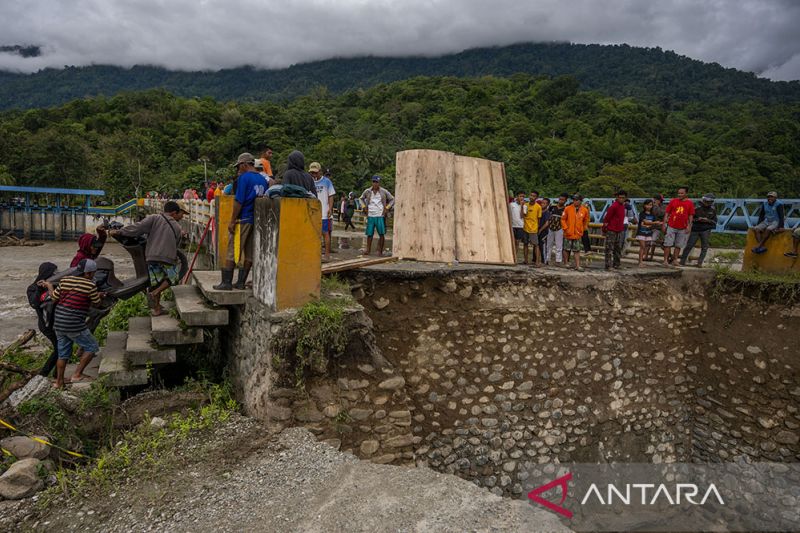 Jembatan Gumbasa Putus Digerus Banjir