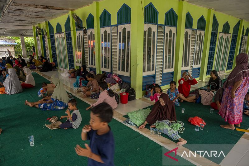 Pengungsi Banjir di Sigi Menumpang di Masjid