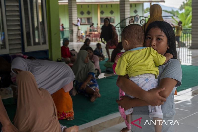 Pengungsi Banjir di Sigi Menumpang di Masjid