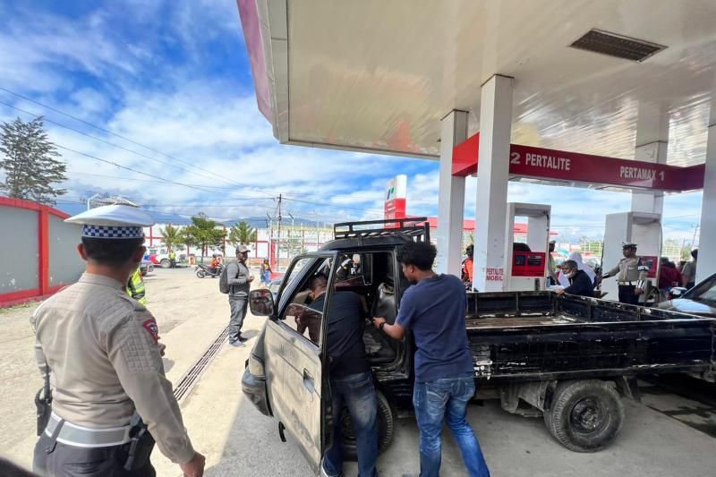 Polisi Jayawijaya tahan 10 mobil penumbun BBM subsidi