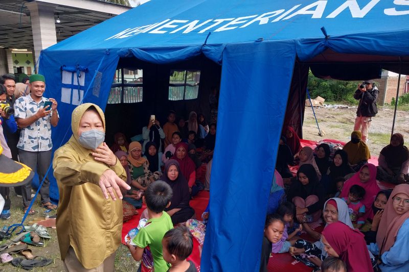 Menteri Sosial kunjungi warga terdampak banjir Sigi di pengungsian