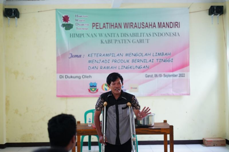 Penyandang disabilitas di Garut dilatih wirausaha daur ulang kertas menjadi produk berharga