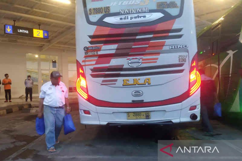 Polres Cirebon salurkan sembako kepada sopir angkot dan bus