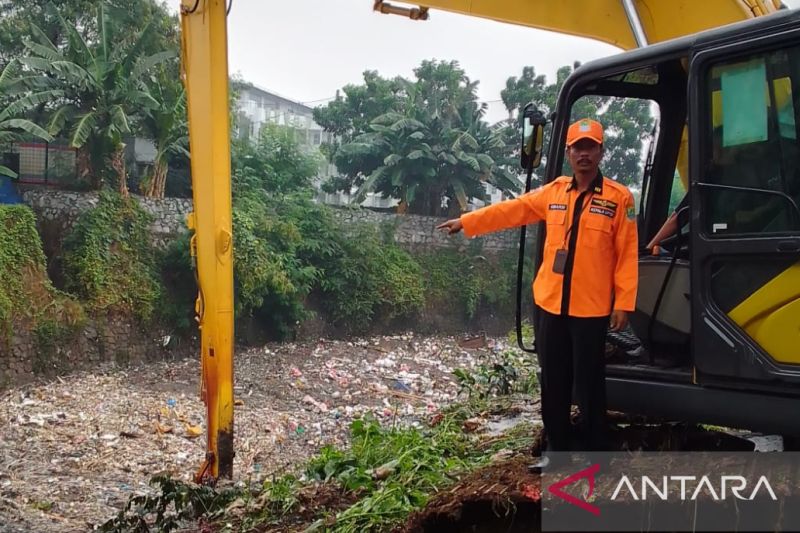 130 ton sampah diangkut dari sungai Tambun Bekasi cegah banjir