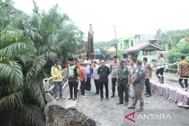 Pemkab OKU Sumsel perbaiki jembatan longsor di lintas tengah