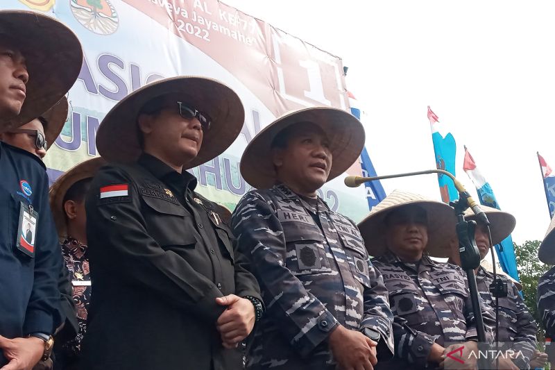 TNI AL kibarkan bendera setengah tiang atas jatuhnya pesawat latih Bonanza