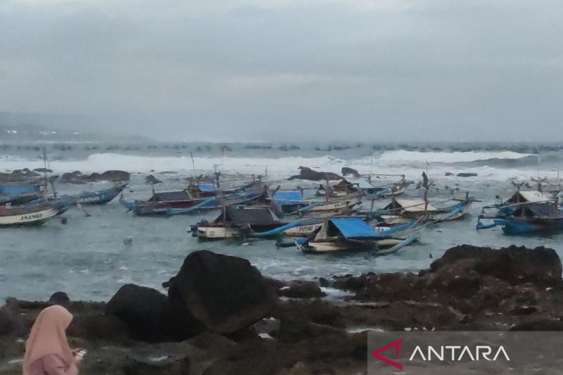 Nelayan pantai selatan Cianjur berharap bantuan Pemda selama tak bisa melaut