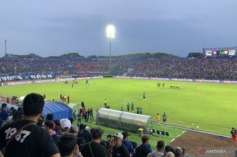 Arema FC buang keunggulan, lalu dibungkam Persib skor 1-2