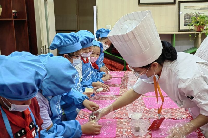 Hari Guru yang berbarengan dengan Festival Pertengahan Musim Gugur