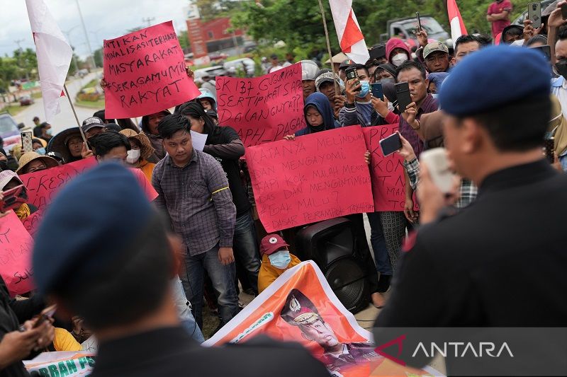 UNJUK RASA MASYARAKAT KE BRIMOB POLDA SULAWESI TENGGARA