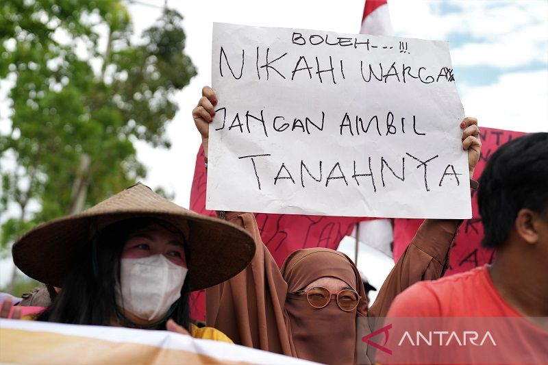 UNJUK RASA MASYARAKAT KE BRIMOB POLDA SULAWESI TENGGARA