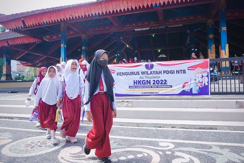 Delapan ribu siswa SD di Lombok Barat gosok gigi massal
