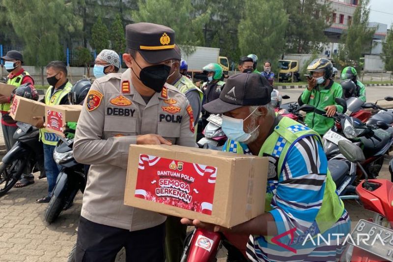 Polisi bantu warga pesisir terdampak penyesuaian harga BBM di Jakut