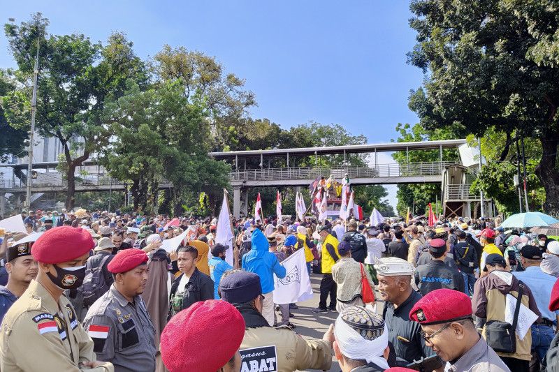 Massa GNPR berunjuk rasa di Patung Kuda Monas