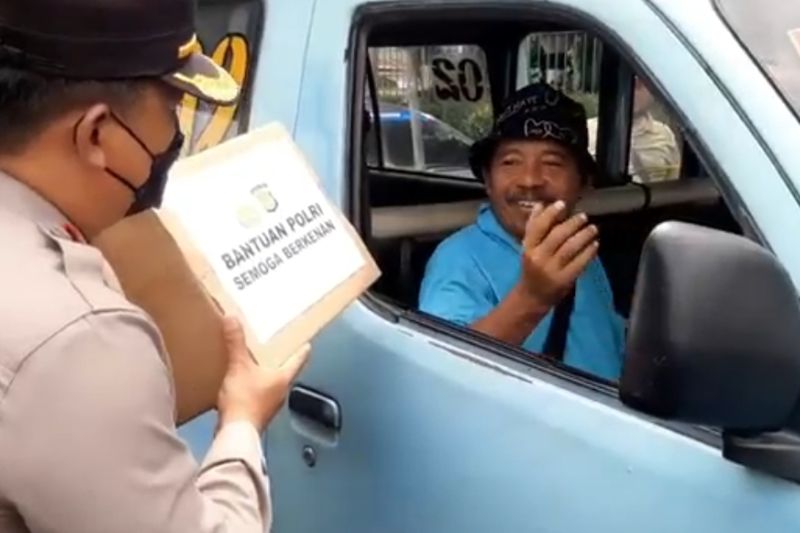 Polsek Jatinegara salurkan bantuan sembako di Terminal Kampung Melayu