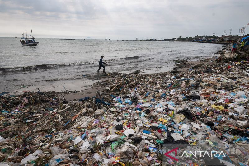 Indonesia tekankan komitmen kurangi 70 persen sampah laut hingga 2025 -  ANTARA News