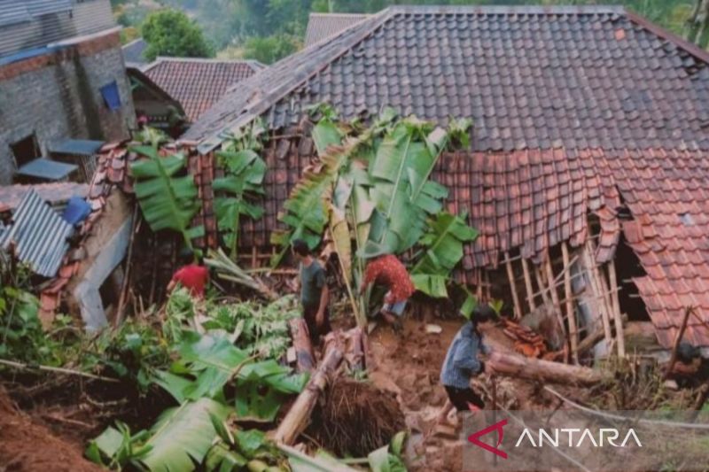 3 Rumah Di Cianjur Rusak Berat Akibat Banjir Dan Longsor Antara News