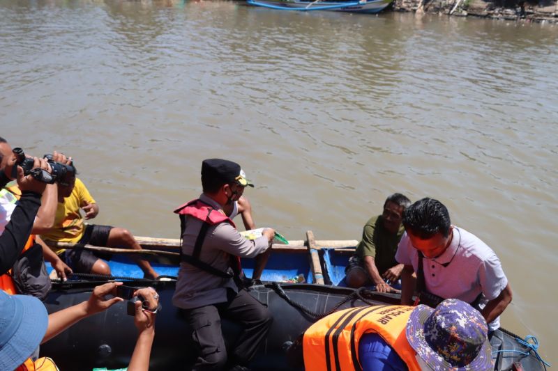 Polres Jember gunakan perahu beri bantuan sembako kepada nelayan