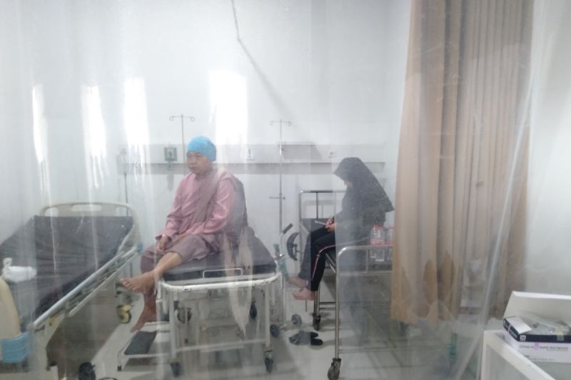 Warga Karawang keracunan gas klorin dilarikan ke rumah sakit