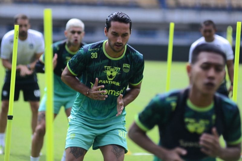 Penyerang Persib Ezra Walian berambisi amankan kemenangan hadapi Rans Nusantara FC