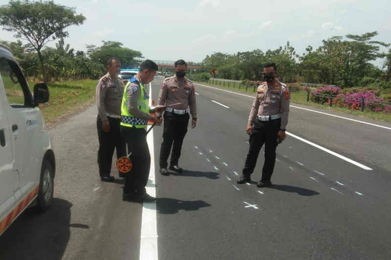 Kecelakaan minibus di Tol CIpali KM 136 karena sopir mengantuk, kata polisi