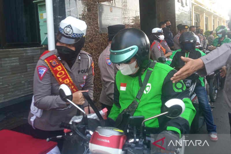Polresta Cirebon bagikan 1.000 paket sembako untuk pengemudi ojek