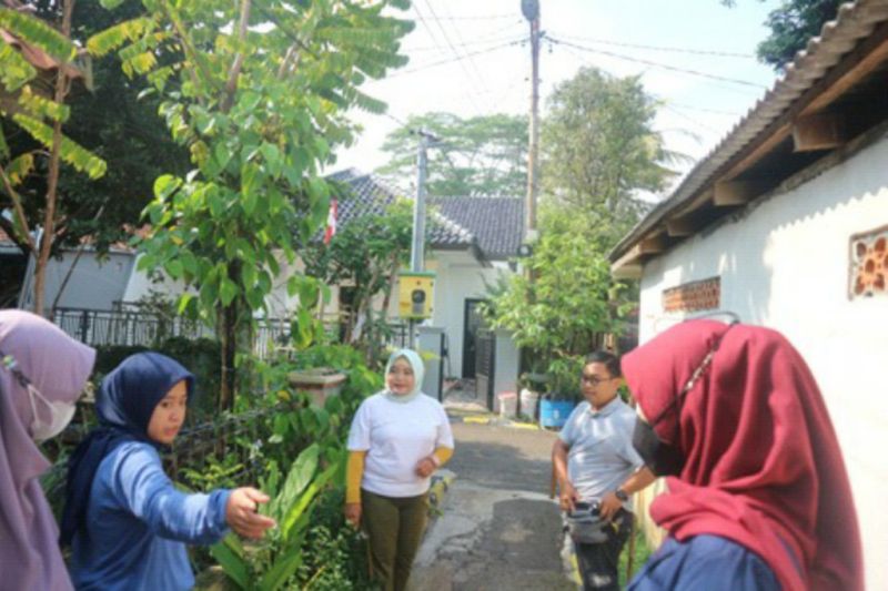 Tim Himagreto IPB bantu warga di Kota Bogor buat lubang biopori