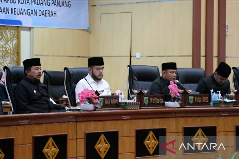 Wako Fadly Amran sampaikan jawaban pandangan umum Fraksi DPRD
