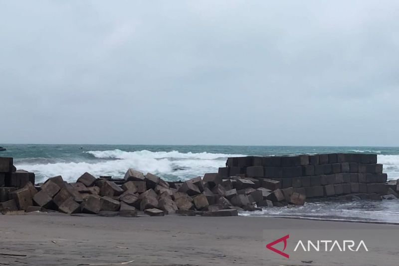 Antisipasi gelombang tinggi, BPBD siagakan relawan di pantai selatan