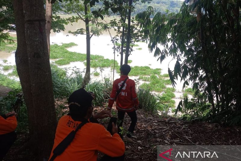 Tim SAR Cianjur cari nenek dilaporkan hilang terbawa arus Sungai Cisokan