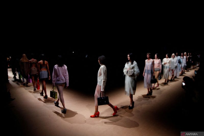 Prada bawa kesederhanaan dan kontras di panggung Milan Fashion Week
