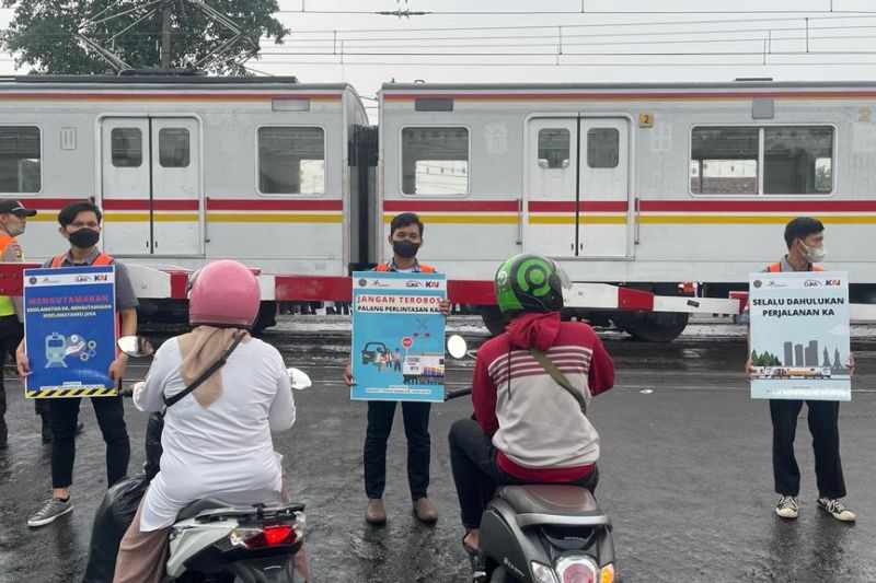 KAI Daop 1 Jakarta ajak pengendara patuhi aturan di perlintasan KA