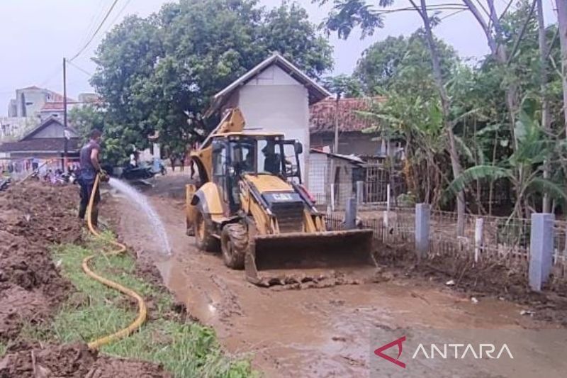 Pemerintah Jawa Barat turunkan alat berat bersihkan material banjir di Garut