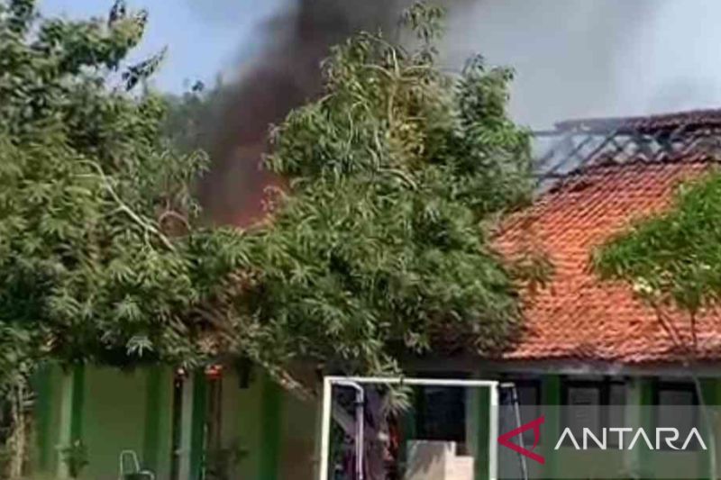 Kebakaran landa SMAN 1 Pebayuran Bekasi, berhasil dipadamkan dalam sejam