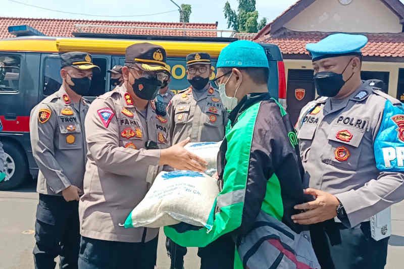 Polres Cirebon Kota bagikan 4 ton beras untuk warga terdampak BBM