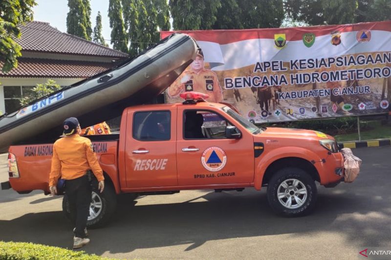 BPBD dan PUTR Cianjur siagakan alat berat di kawasa rawan bencana