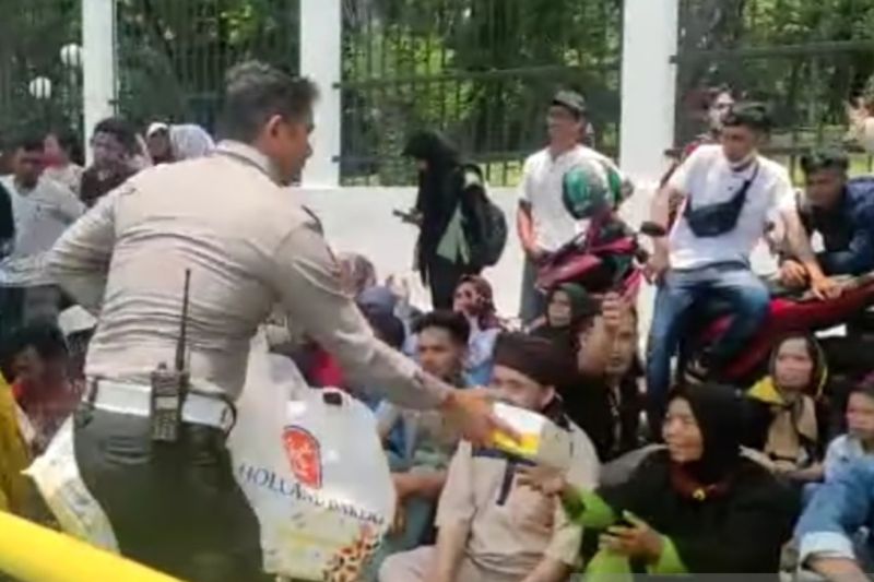 Polisi bagikan makanan ke pengunjuk rasa di depan Gedung DPR/MPR RI