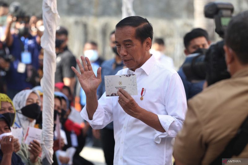 JOKOWI SAMPAIKAN REALISASI BSU DAN BLT BBM