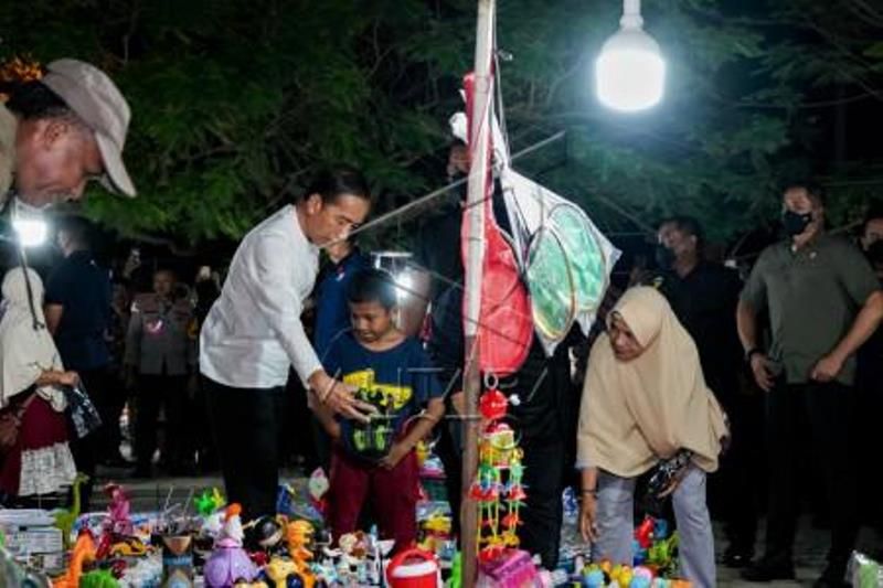 Presiden Joko Widodo Kunjungi Pasar Malam Pantai Kamali