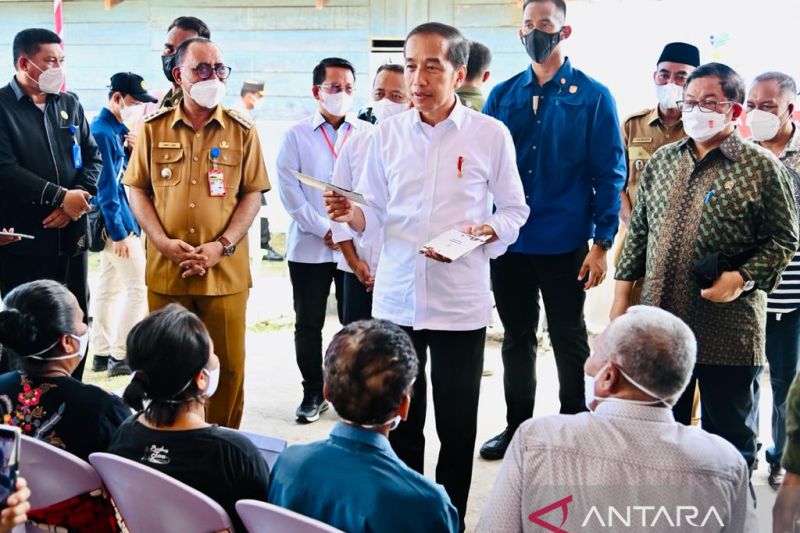 Bansos akan ditambah jika APBN berlebih, kata Presiden Joko Widodo