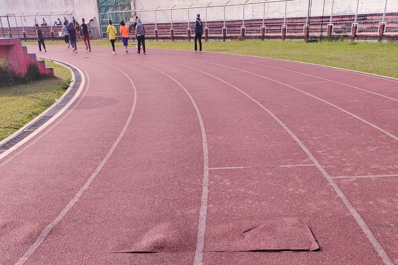 Lintasan lari di Stadion Pahoman Bandarlampung rusak