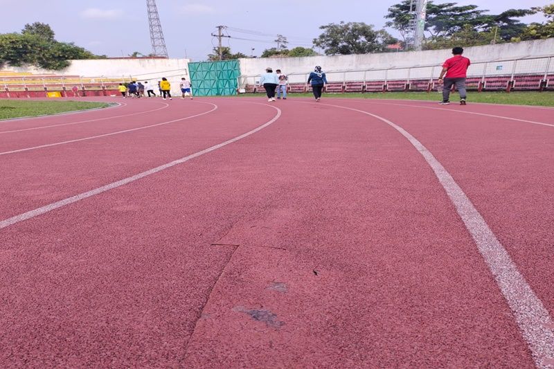 Lintasan lari di Stadion Pahoman Bandarlampung rusak