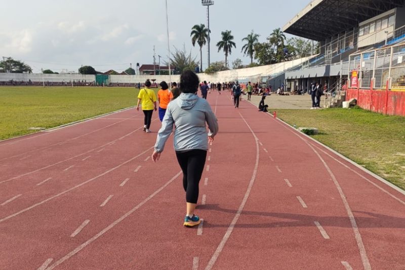 Lintasan lari di Stadion Pahoman Bandarlampung rusak