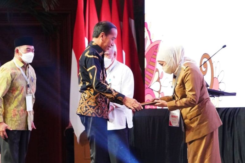 Governor commits to eradicating extreme poverty in East Java - Vimarsana News