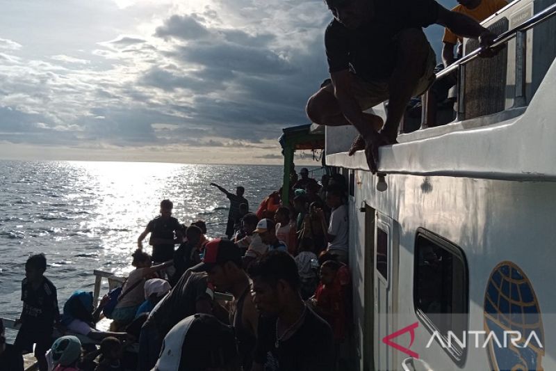 Tim SAR evakuasi 98 penumpang kapal terbakar di Laut Aru