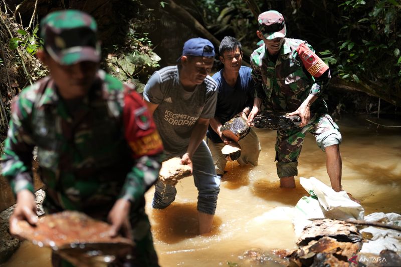 BABINSA BERJUANG DEMI AIR BERSIH SUKU BAJO