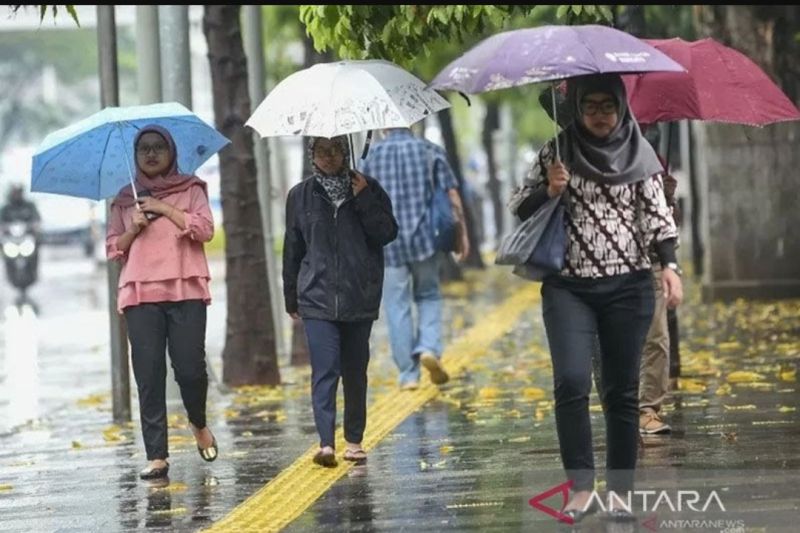 Hujan intensitas sedang hingga lebat awali Oktober di Bandung dan kota besar lainnya